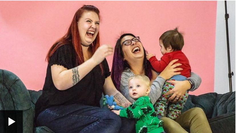 Breastfeeding and formula feeding mums share stories